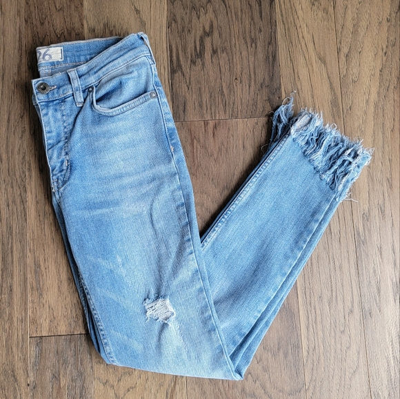 We The Free Denim - WE THE FREE FREE PEOPLE MID RISE CROPPED FRINGE DISTRESSED JEANS MEDIUM WASH